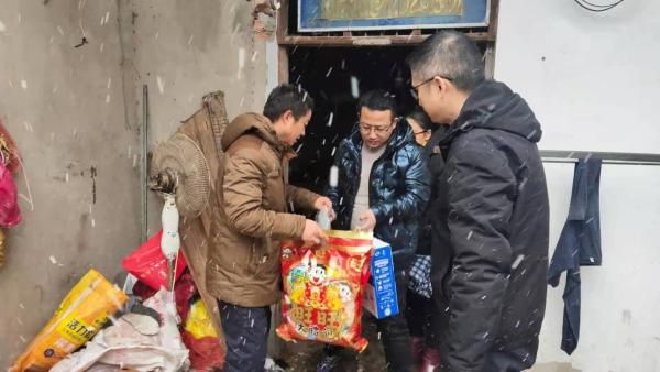 潘集区关爱困境儿童冬季送温暖