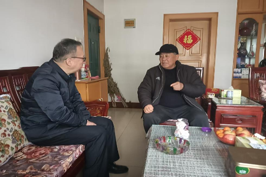 市民政局春节前夕走访慰问退休老干部